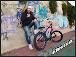 Sessão Fotográfica "Electra Bikes" Bike: Electra STRAIGHT 8 Ball Man: Azonyk-Luís Cruzeiro Photo by: Miss Mó (Mónica Correia) Já se encontra disponível toda a gama de bicicletas "Electra Bikes" e respectivos acessórios custom, onde? Azonyk Project é o local certo! Para mais informações não hesite em nos contactar, obrigado Powered by: Azonyk Project - High Performance Kustom Bike