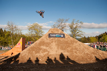 Video: Red Bull Berg Line Best Trick - iXS Dirtmasters
